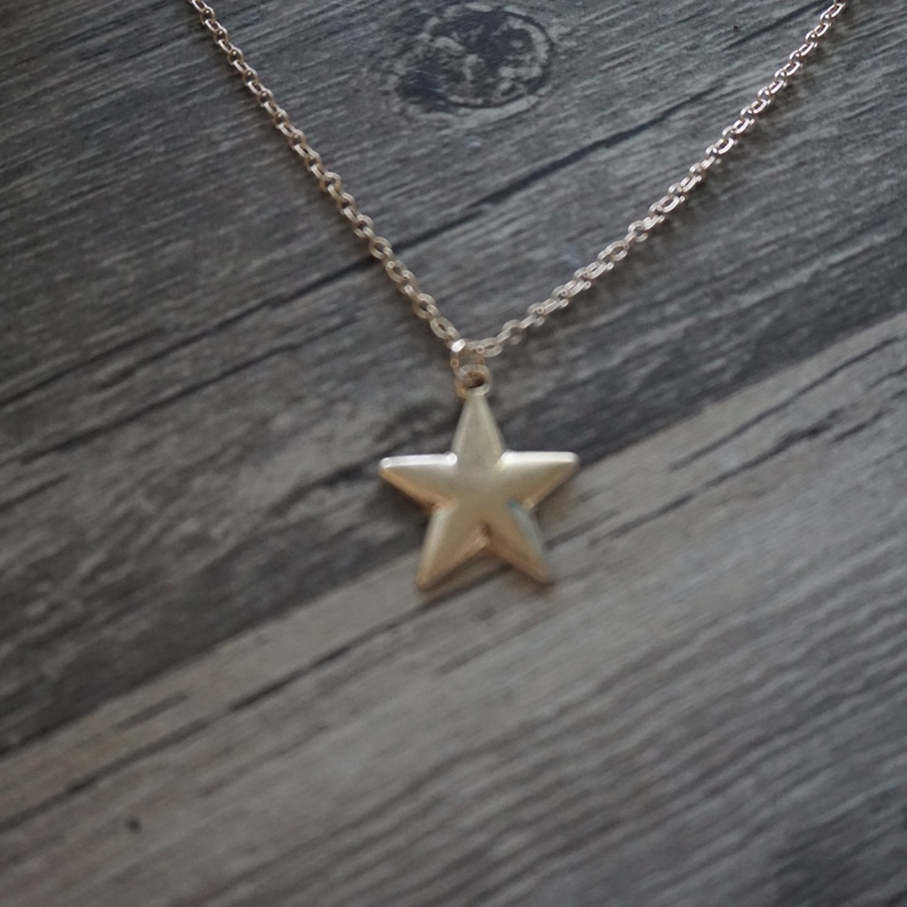 LAST ONE | Star Pendant Layered Necklace - Picture 3 of 3